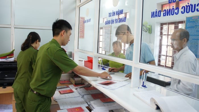 Cán bộ trực ban ở công an xã có trách nhiệm tiếp nhận hồ sơ từ công dân