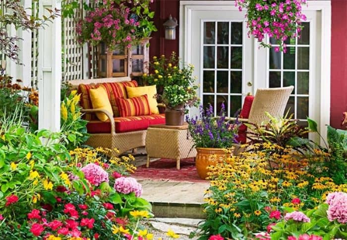 Thiết kế sân vườn rực rỡ sắc hoa tạo yếu tố tinh thần và thẩm mỹ